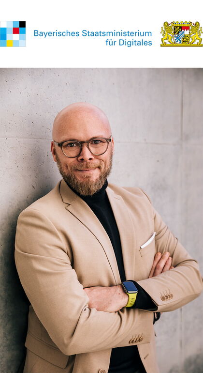Das Logo des Bayerischen Staatsministeriums für Digitales mit einem Bild des Digitalministers Dr. Fabian Mehring.